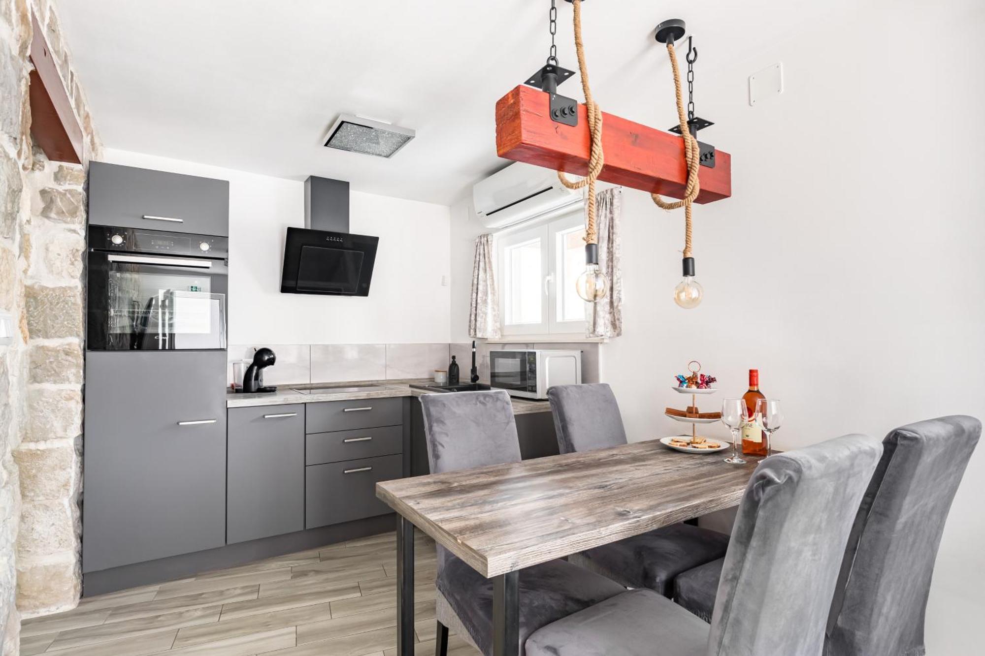 Heritage Apartman Geza In Centar With Private Parking Kaštela 외부 사진
