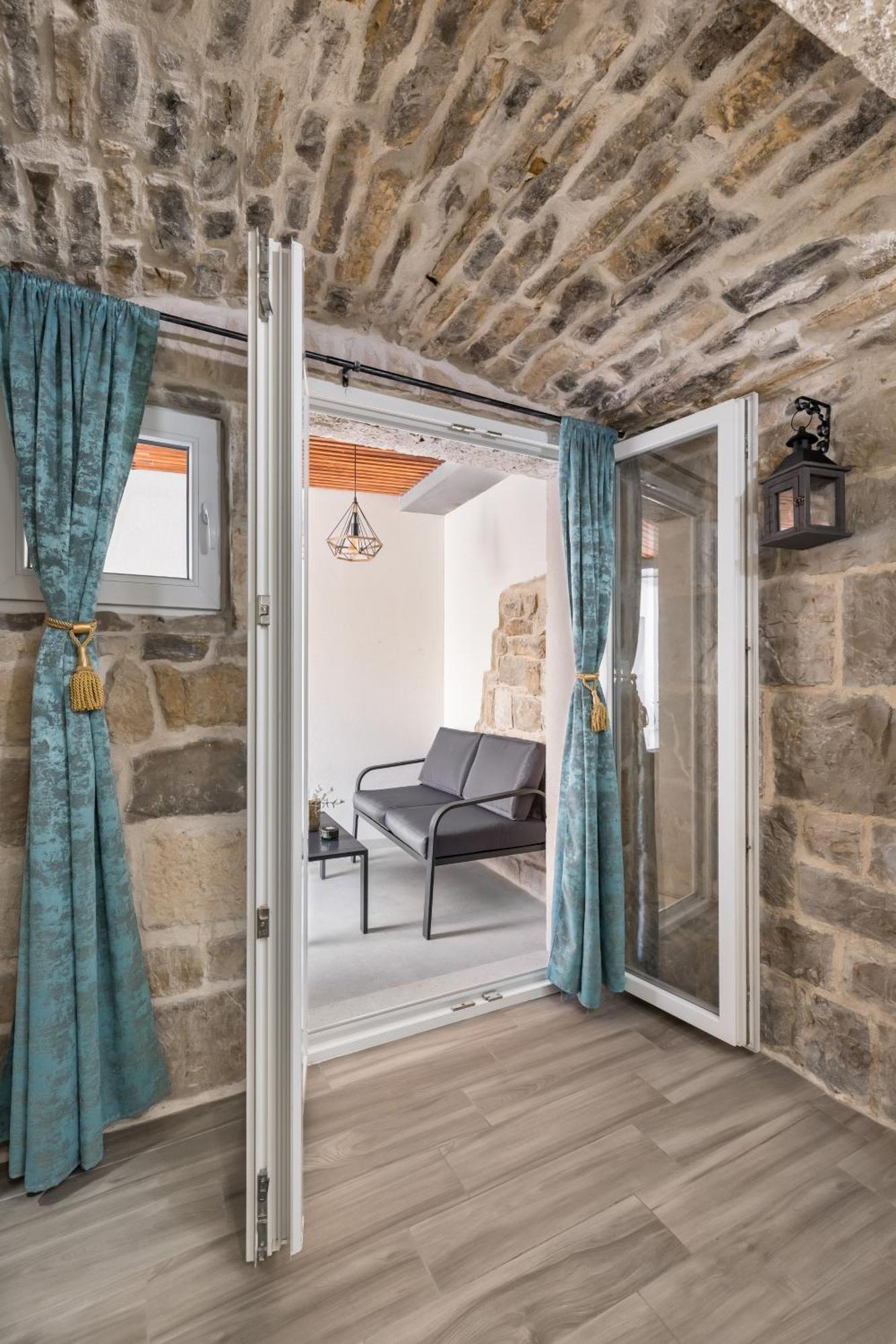 Heritage Apartman Geza In Centar With Private Parking Kaštela 외부 사진